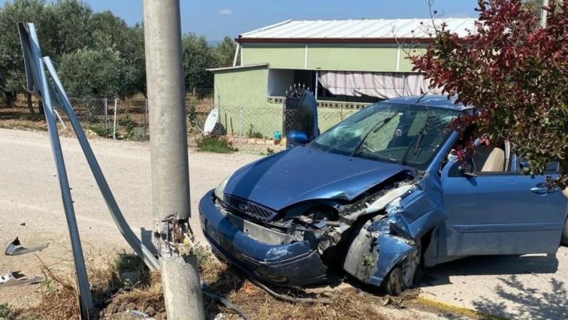 Kontrolden çıkan otomobil elektrik direğine çarptı