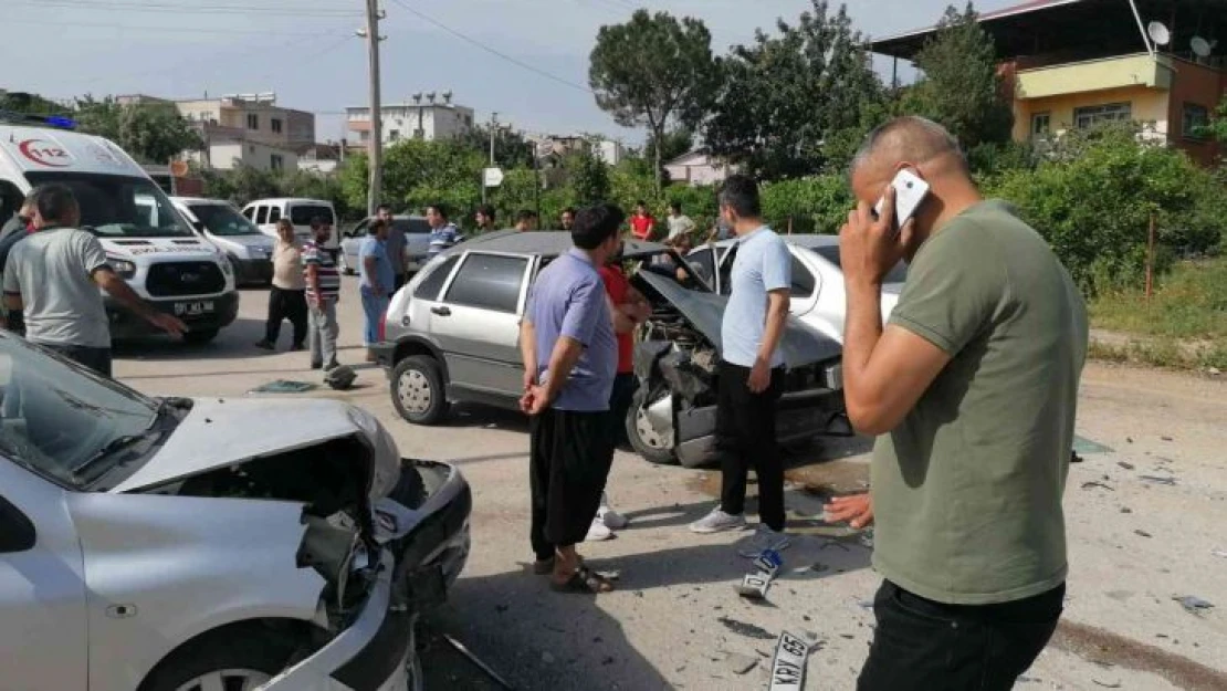 Kontrolden çıkan otomobil iki araca çarptı, sürücüler yaralandı