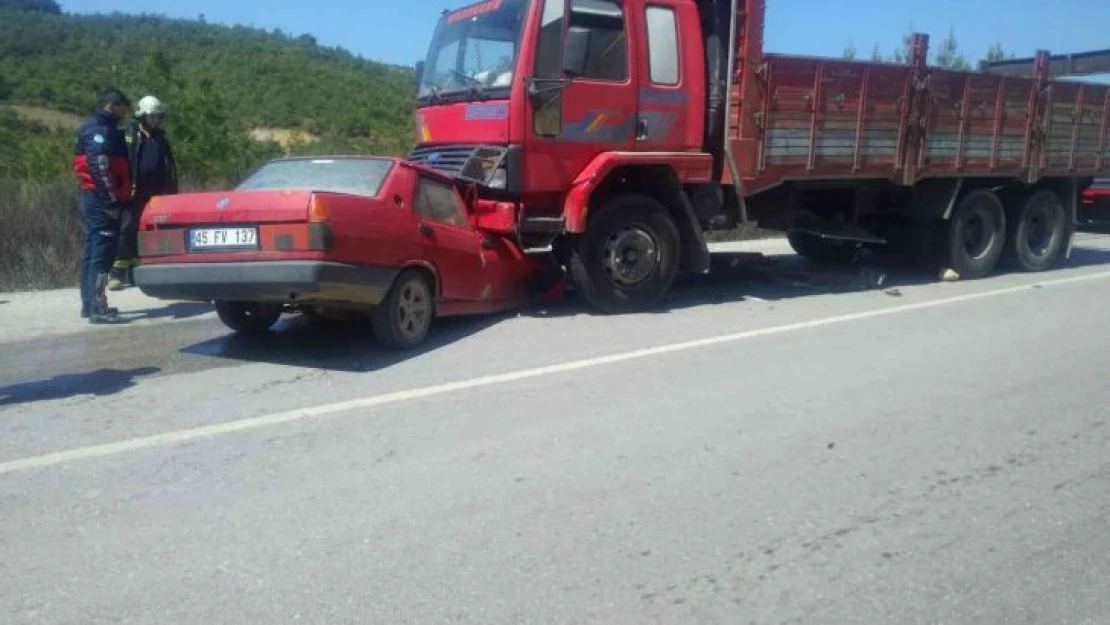 Kontrolden çıkan otomobil kamyonla kafa kafaya çarpıştı