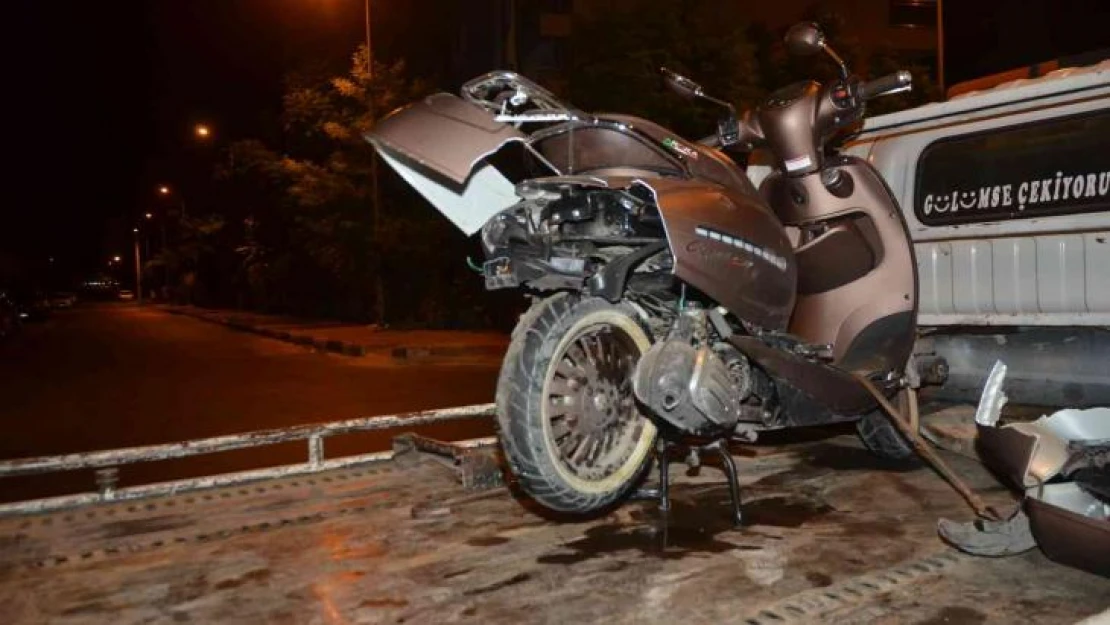 Kontrolden çıkan otomobil motosiklete çarptı: 1'i ağır 2 yaralı