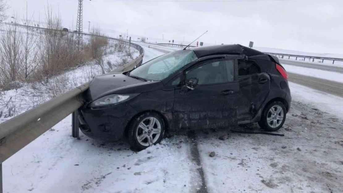 Kontrolden çıkan otomobil tıra arkadan çarptı: 2 yaralı