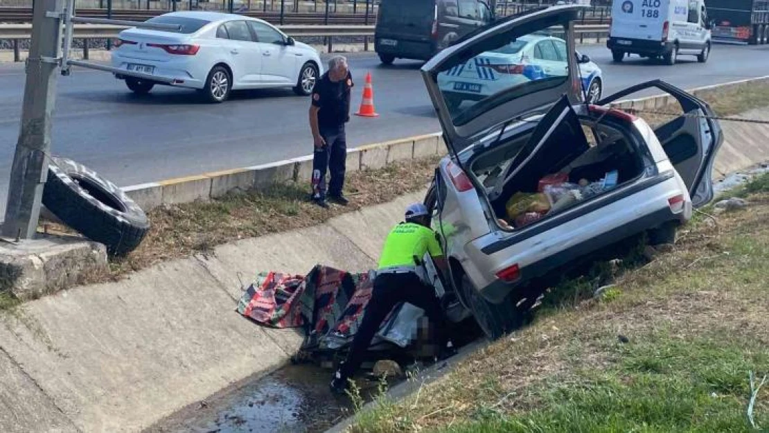 Kontrolden çıkan otomobil yol kenarındaki tahliye kanalına uçtu: 2 ölü