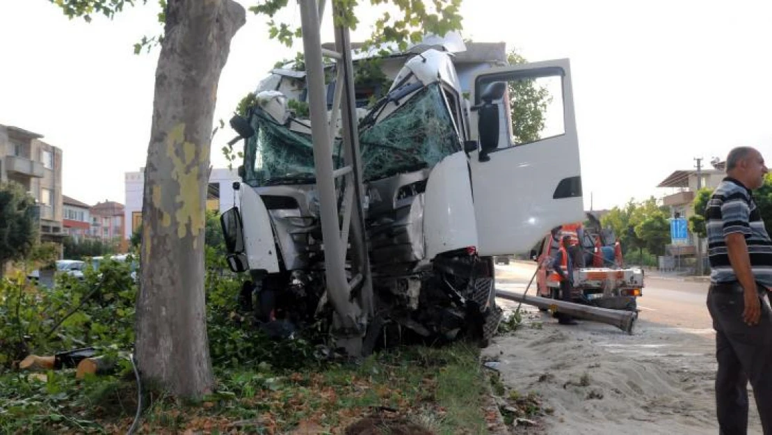 Kontrolden çıkan tır, ağaca ve trafik yönlendirme tabelasına çarptı: 1 yaralı