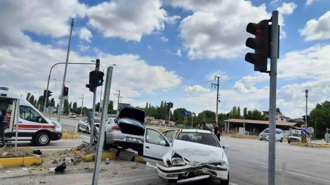 Konya'da iki otomobil çarpıştı: 3 yaralı