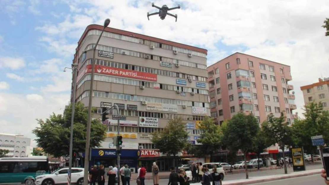 Konya'da ışık ihlali yapan yayalar havadan dron ile uyarıldı ve denetlendi