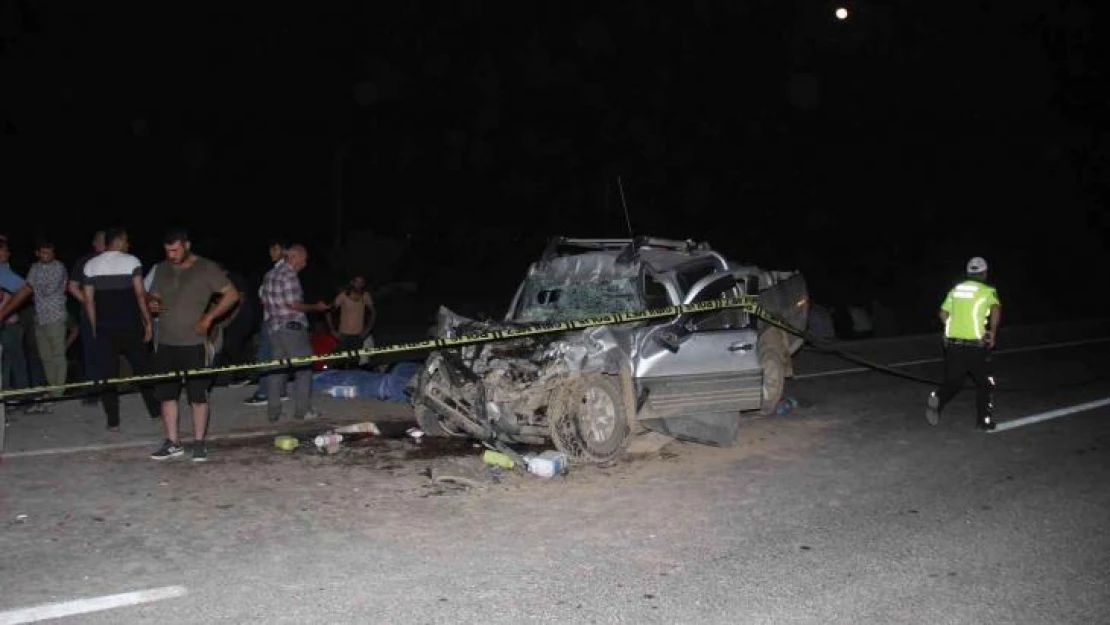 Konya'da pikap tıra arkadan çarptı: 3 ölü