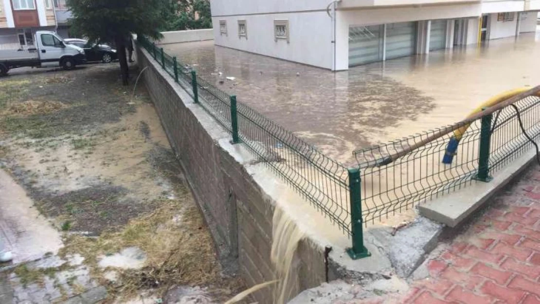 Konya'da sağanak, su baskınlarına neden oldu