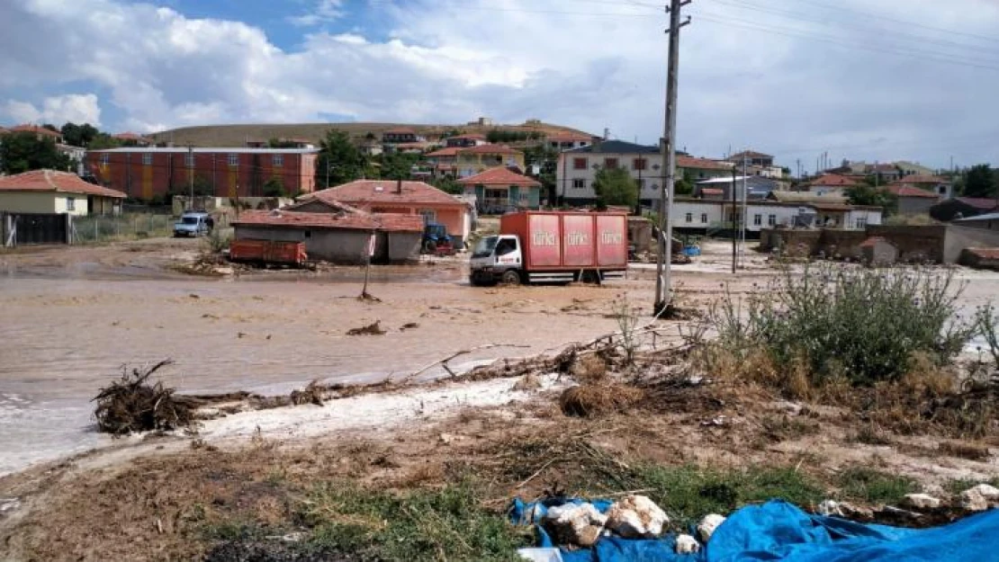 Konya'nın Yunak ilçesinde şiddetli yağış sele neden oldu