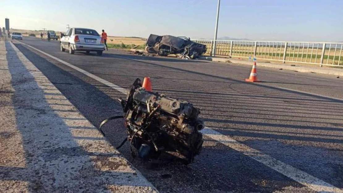 Köprü bariyerine çarpan otomobilin motoru fırladı: 2 yaralı