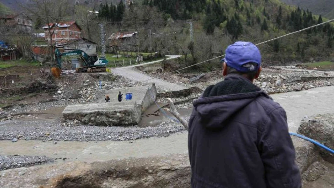 Köprüleri yıkılınca köyde mahsur kaldılar, ihtiyaçlarını böyle gideriyorlar