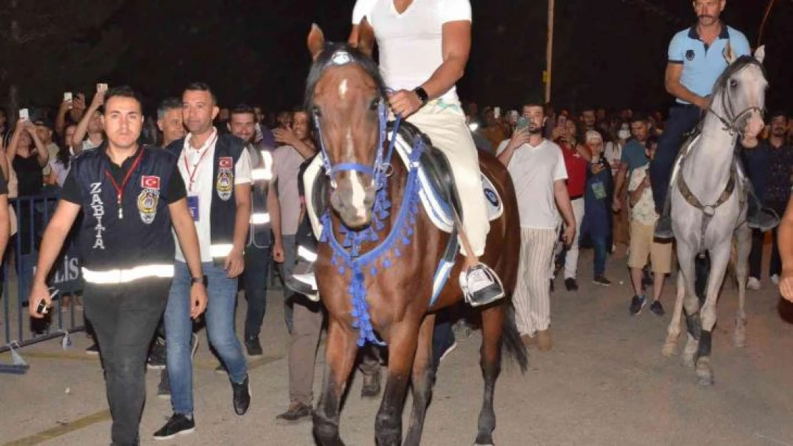 Koray Avcı, sahneye atla geldi