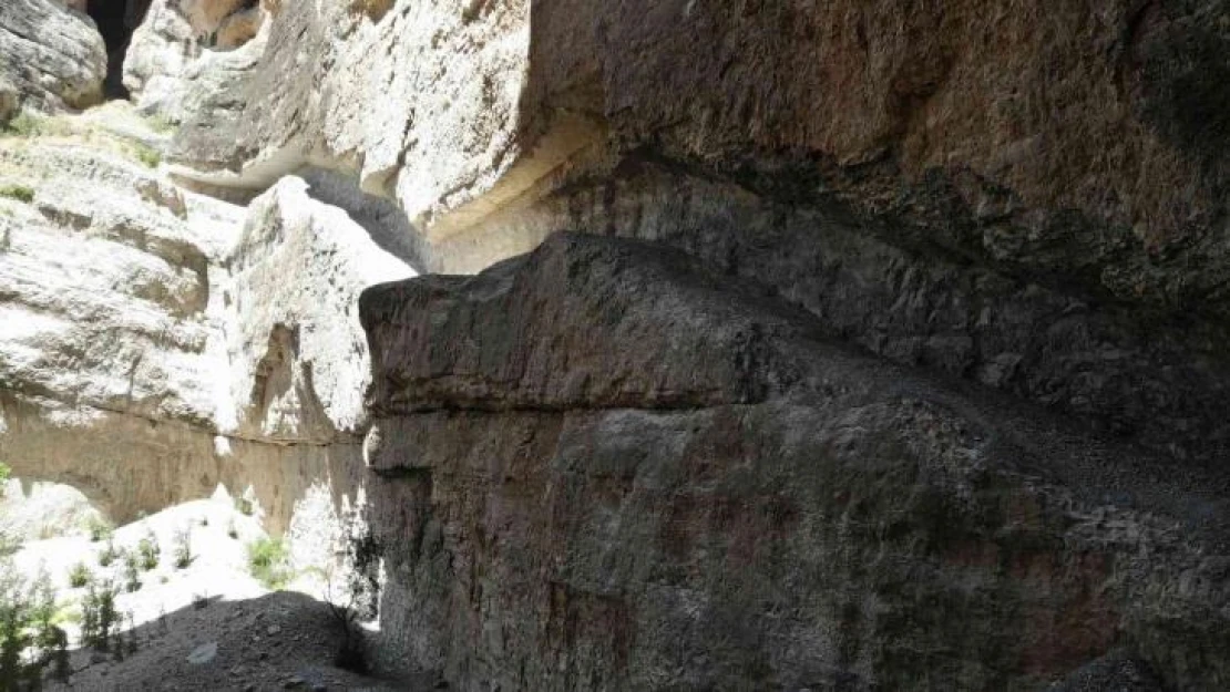 Koruma altındaki kanyonda merdiven yapmak için kayaların kazınması yöre halkının tepkisini çekti