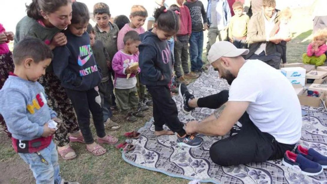 Köy çocuklarına bayramlık ayakkabı