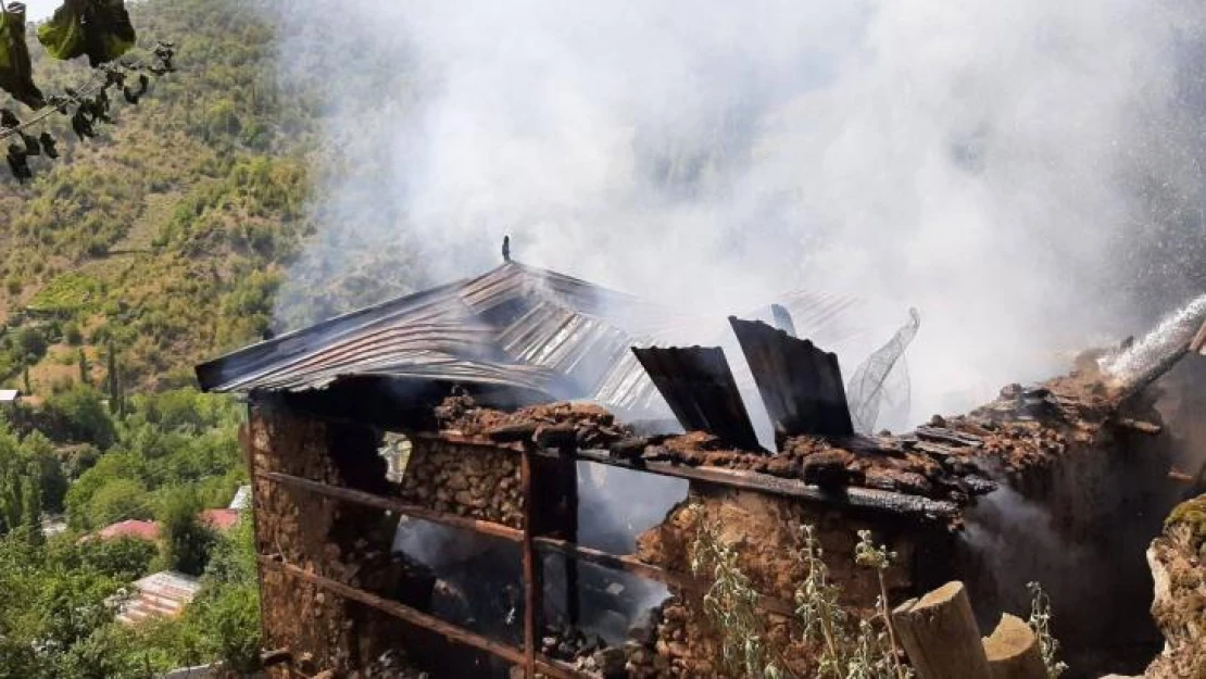 Köydeki yanan eve helikopterli müdahale