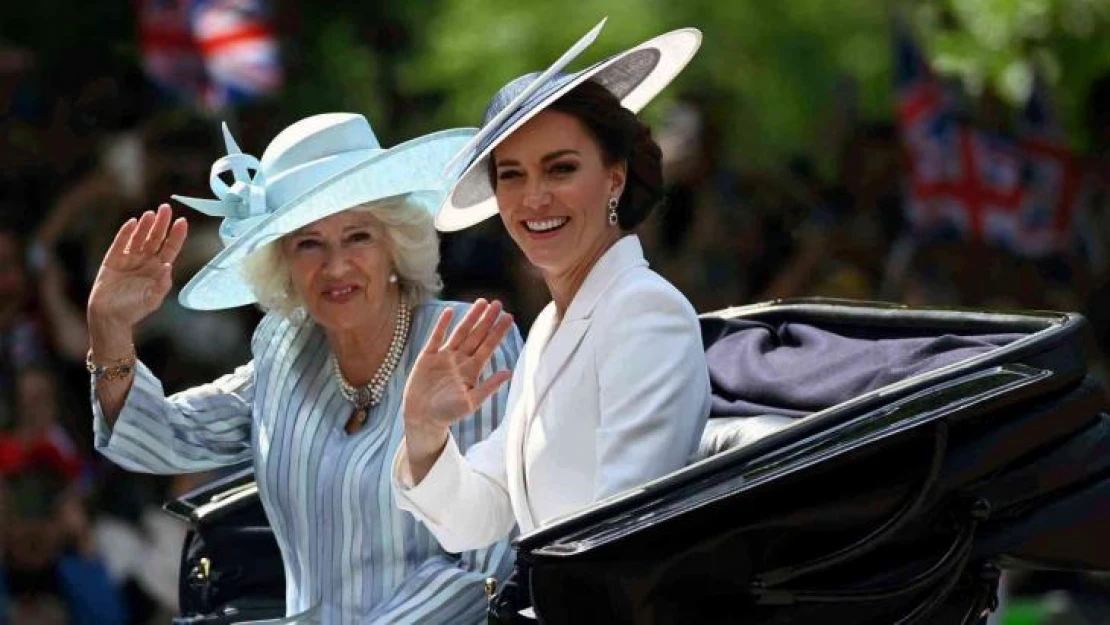 Kraliçe II. Elizabeth, Kraliyet Hava Kuvvetleri'nin uçuşunu Buckingham Sarayı'ndan izledi