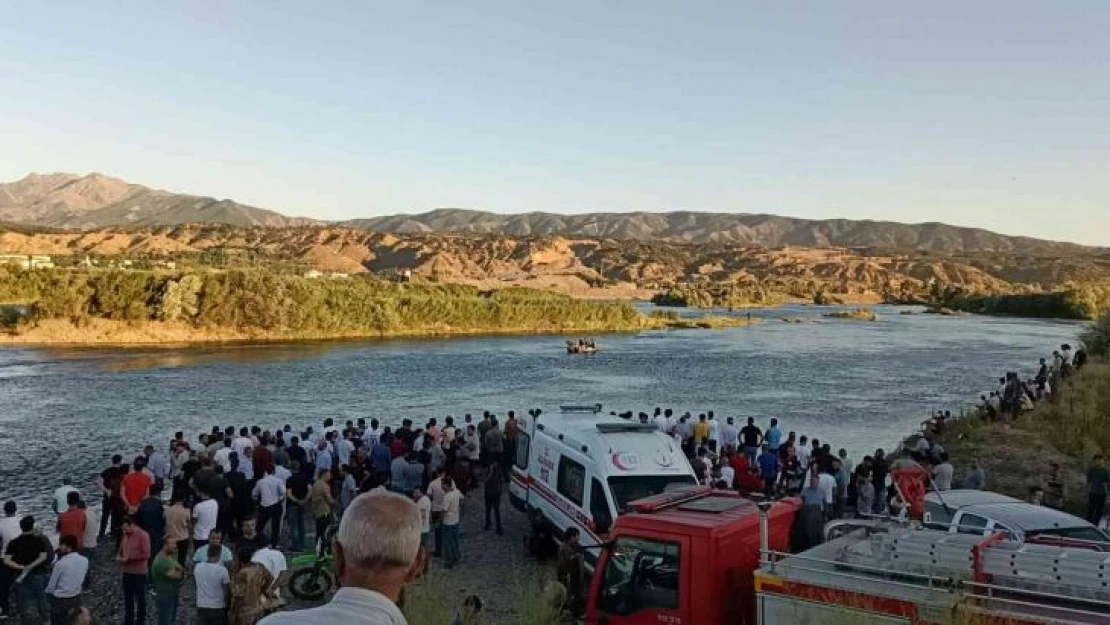 Küçük çocuğu kurtarmak isterken Murat Nehri'nde kayboldu