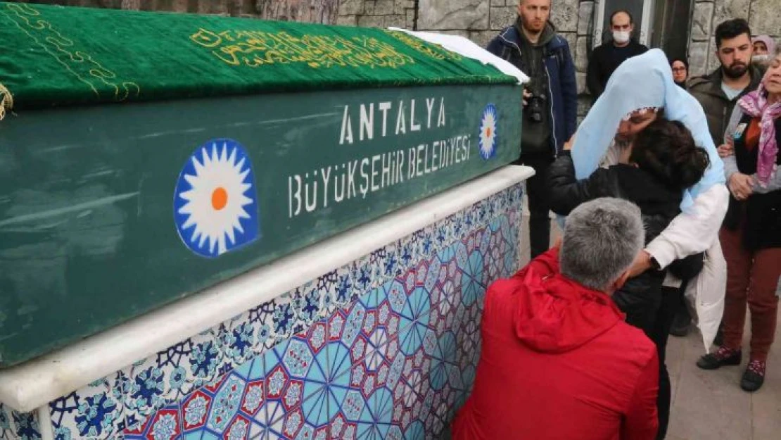 Küçük Mahra'ya anne, baba ve kardeşinden gözyaşları arasında son dokunuş