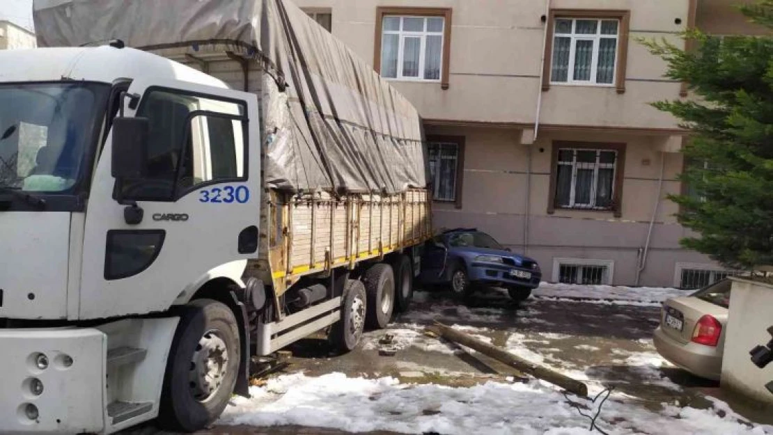 Küçükçekmece'de feci kaza kamerada: Freni boşalan kamyon sürüklediği otomobille birlikte binaya çarptı