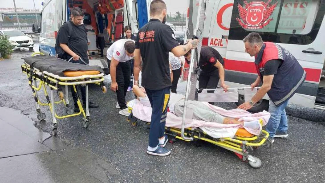 Küçükçekmece'de hasta taşıyan ambulansa kamyonet çarptı