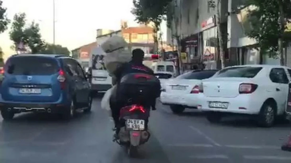 Küçükçekmece'de kendisinden büyük yük taşıyan motosikletli kamerada