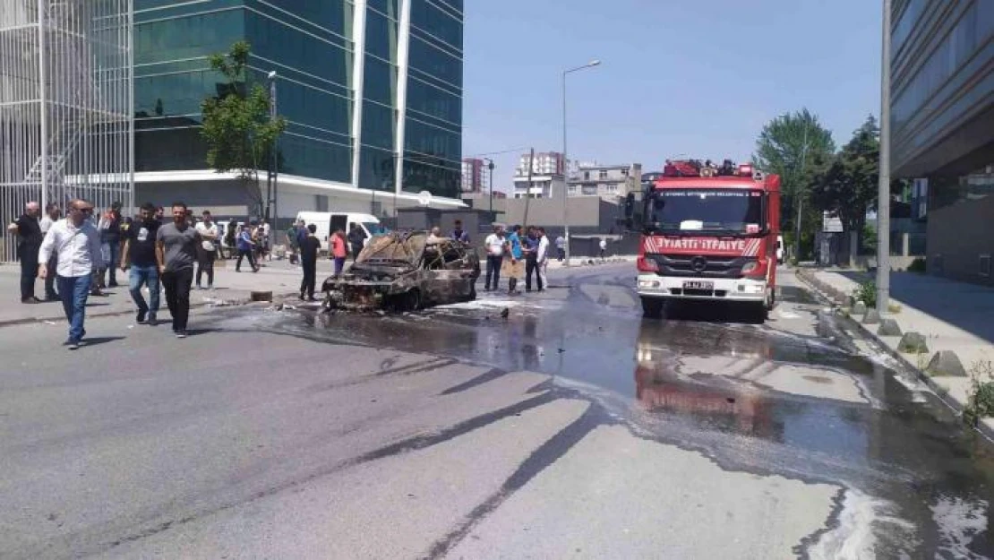 Küçükçekmece'de seyir halindeki araç alev topuna döndü