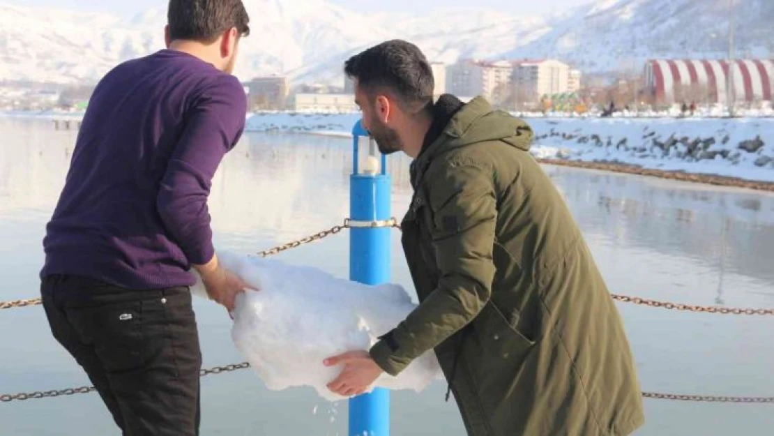 Kuraklığa dikkat çekmek amacıyla Van Gölü'ne kar kütleleri attılar