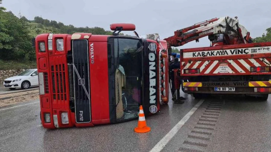 Kurban yüklü tır yoldan çıkarak devrildi