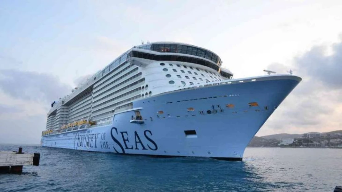 Kuşadası, Türkiye limanlarına gelen en büyük yolcu gemisi Odyssey of the Seas'i ağırladı