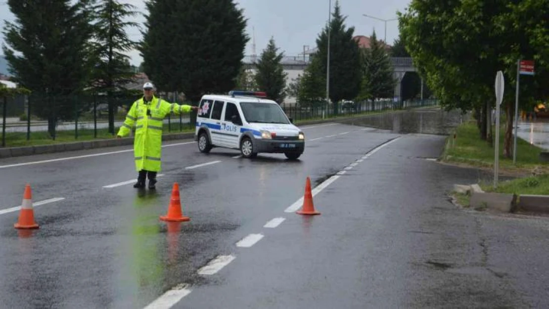 Kütahya'da yağış nedeniyle cadde ve sokaklarda su baskını yaşandı