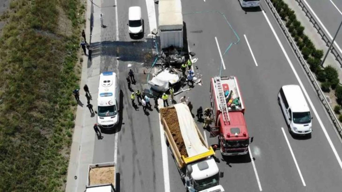 Kuzey Marmara Otoyolu'ndaki feci kazada kamyon ikiye bölündü: 1 ölü