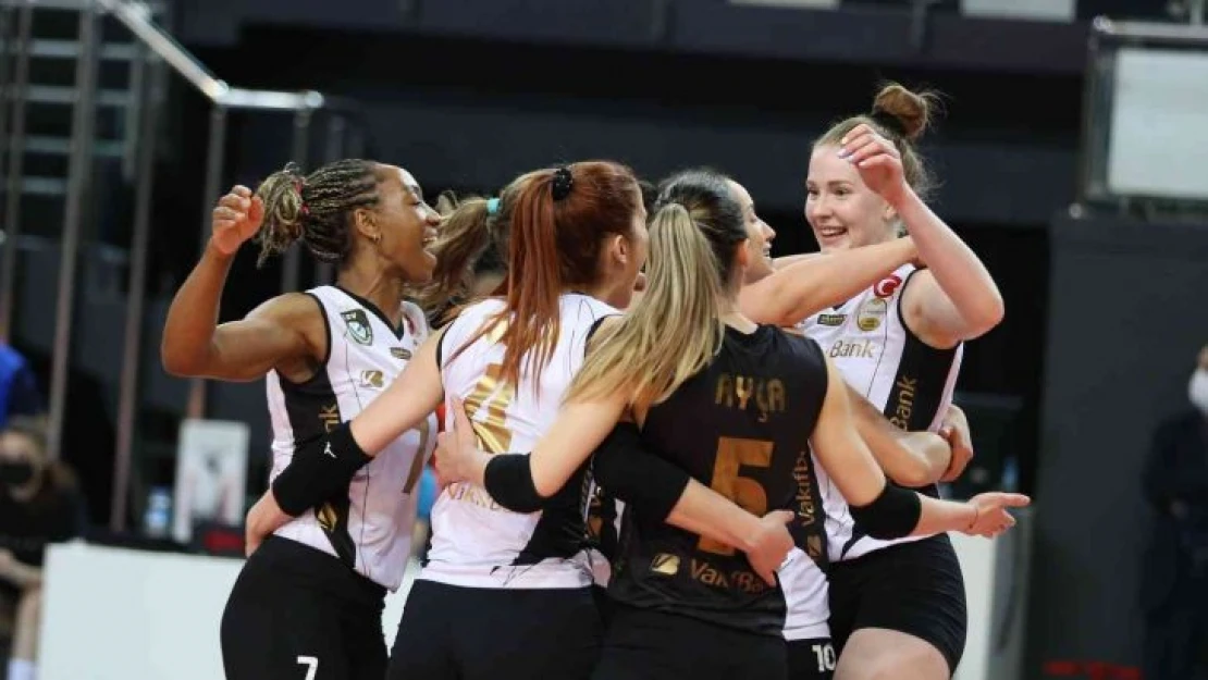 Lider VakıfBank normal sezonu galibiyetle kapattı