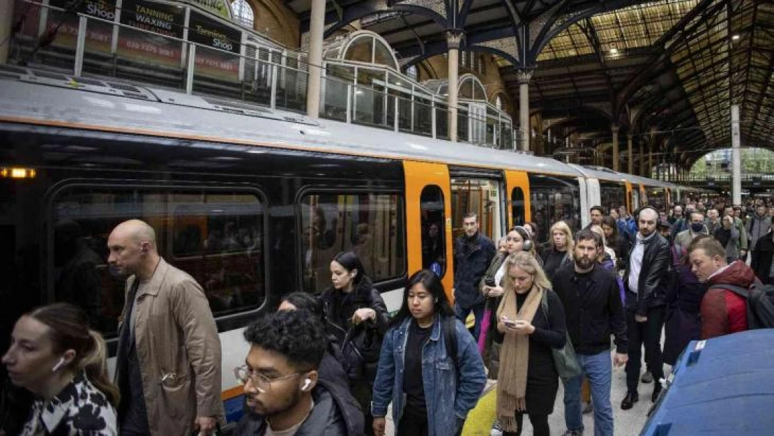 Londra'da metro çalışanları 24 saatlik greve gitti