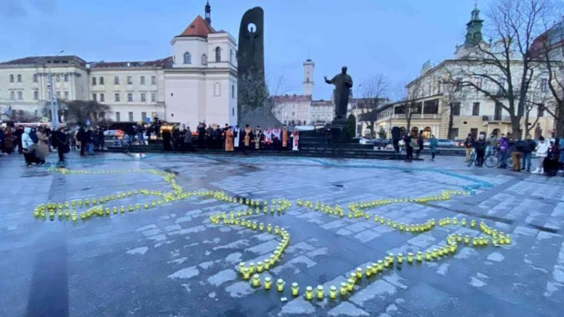 Lviv'de halk 515 kandil mum ile Ukrayna haritası çizdi