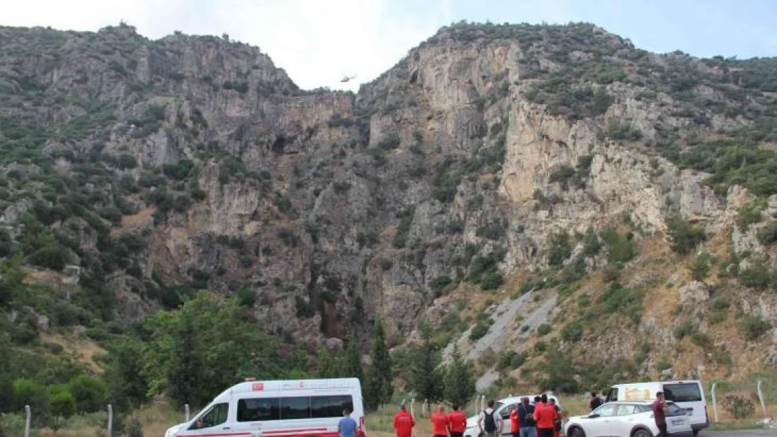 Mahsur kalan dağcılar helikopterle kurtarıldı