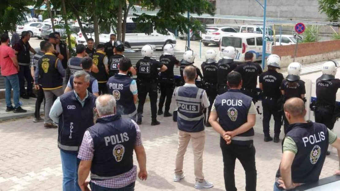 Malatya'da adliyeye sevk edilen cinayet zanlıları taş yağmuruna tutuldu