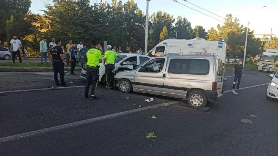 Malatya'da iki ayrı kazada 5 kişi yaralandı