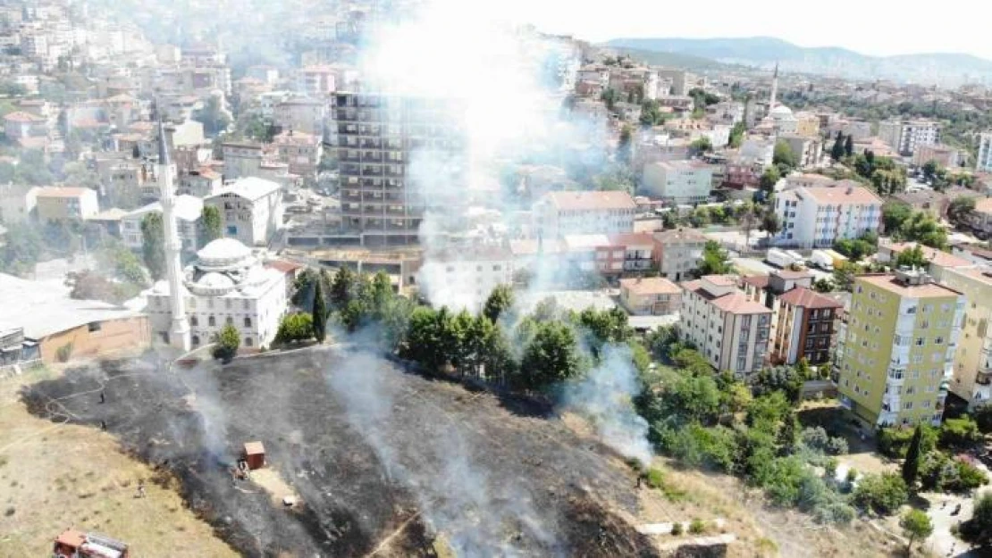 Maltepe'de boş arsadaki yangın iş yerine sıçramadan kontrol altına alındı