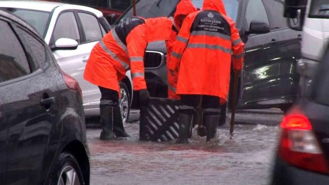 Maltepe'de cadde ve sokaklar yağmur nedeniyle göle döndü