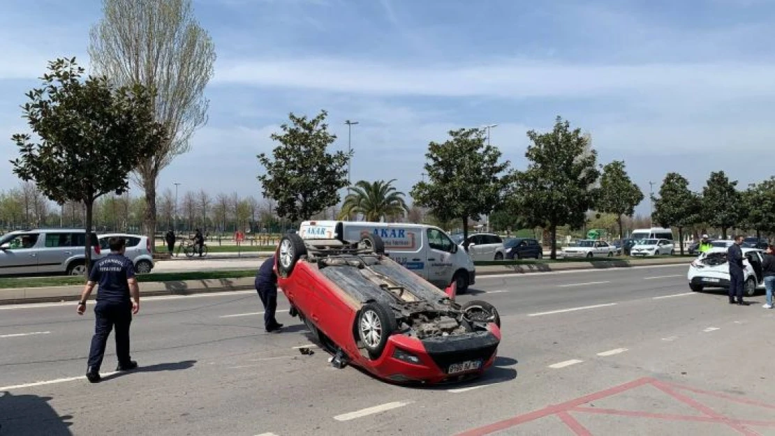 Maltepe'de feci kaza: Kontrolünü kaybeden sürücü, seyir halindeki 3 araca çarparak takla attı