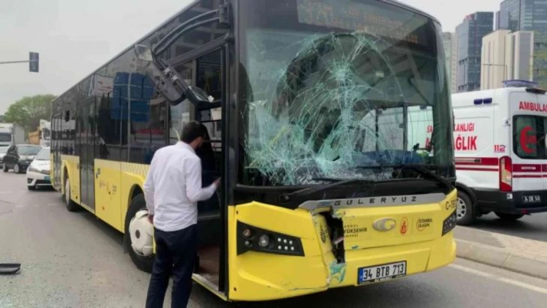 Maltepe'de İETT otobüsü yolcu dolu minibüse çarptı: 1 yaralı