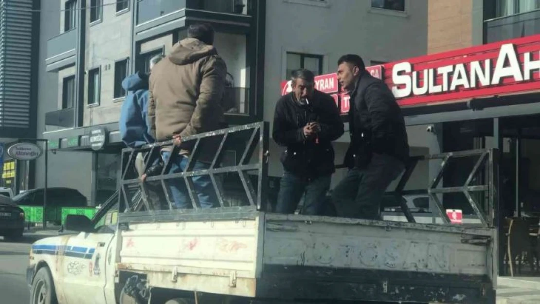 Maltepe'de kamyonet kasasında sohbet eşliğinde tehlikeli yolculuk kamerada