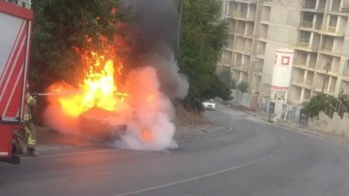 Maltepe'de seyir halindeki araç alev alev yandı