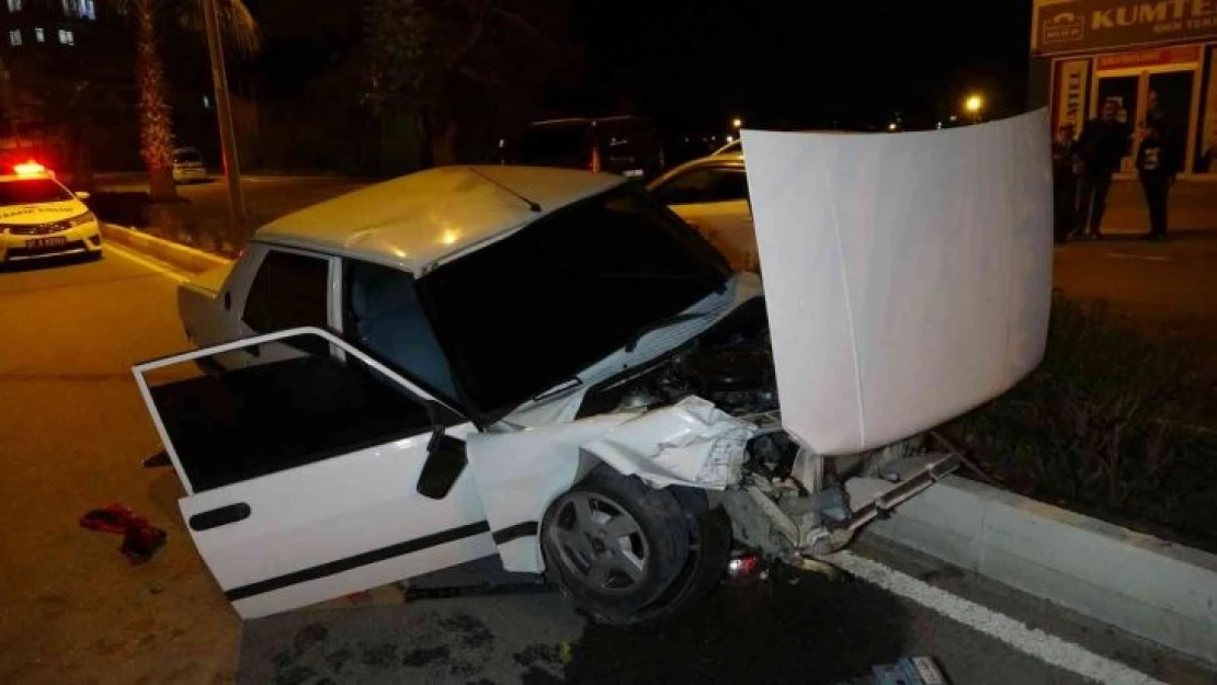 Manavgat'ta alkollü sürücü otomobiliyle refüje çıktı: 2 yaralı