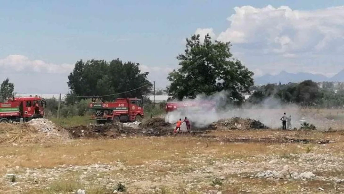 Manavgat'ta boş arsalardaki kuru otlar yangın tehlikesi oluşturuyor