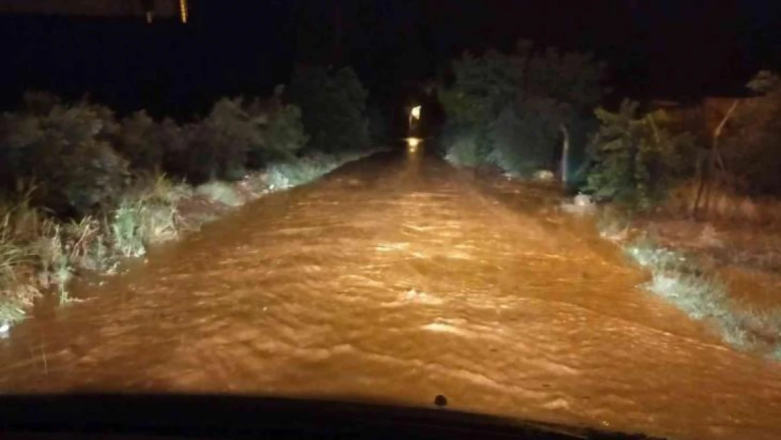 Manisa'da heyelan yolu trafiğe kapattı