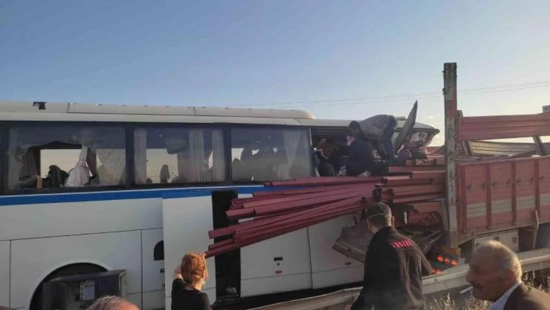 Manisa'da işçi servisi tıra çarptı: Çok sayıda yaralı var