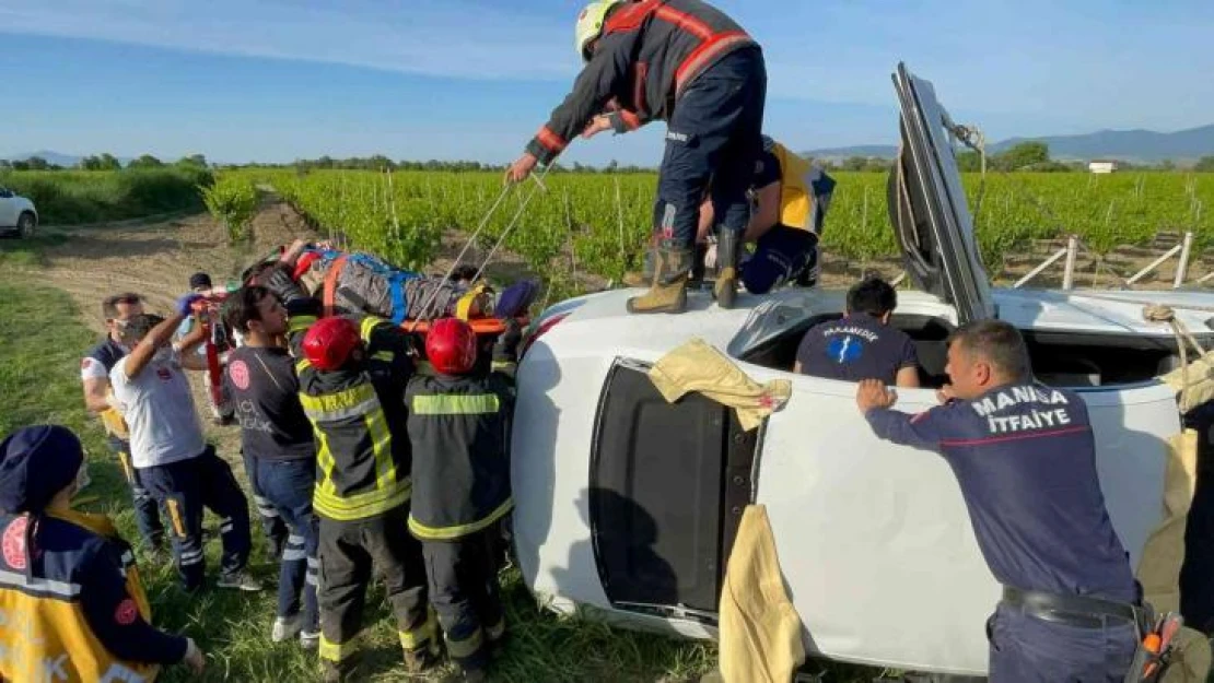 Manisa'da otomobil şarampole devrildi: 4 yaralı