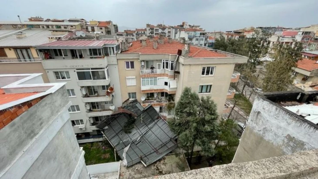 Manisa itfaiyesinden yoğun fırtına mesaisi