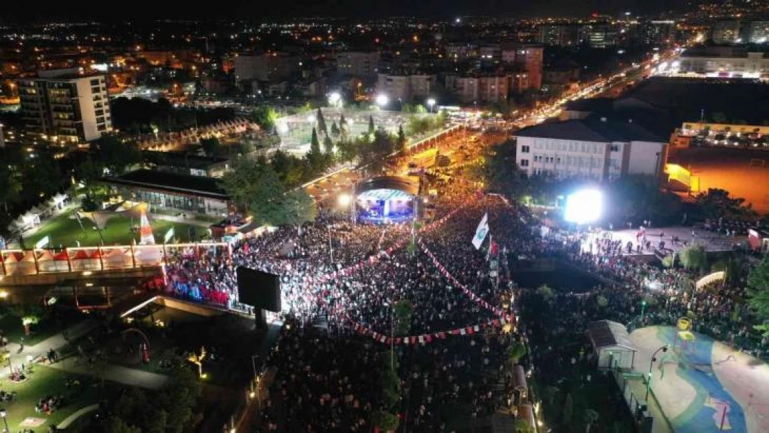 Manisalı gençler Oğuzhan Koç konseri ile coştu