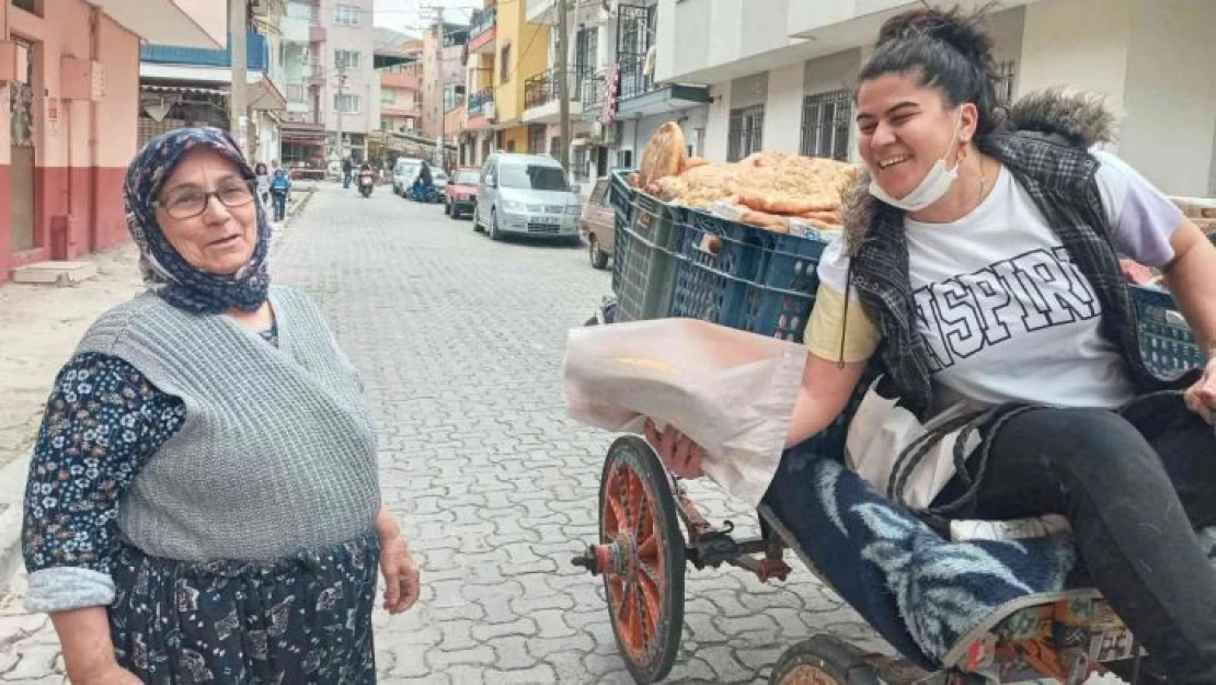 Manisalı kadın muhtar at arabasıyla sokak sokak pide dağıttı